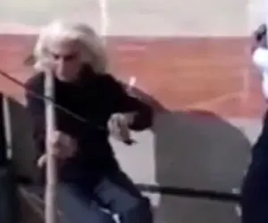 آواز احساسی؛ دوره گرد گیس بلند سفید با بیل چه دلنواز آهنگ جینگ جینگ ساز میاد رو زد