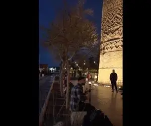 آواز خیابانی؛ ببینید این جوون تو ارگ کریم خان چه دلربا آهنگ خوشه چین رو میخونه!
