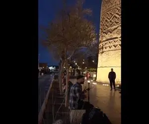 آواز خیابانی؛ ببینید این جوون تو ارگ کریم خان چه دلربا آهنگ خوشه چین رو میخونه!