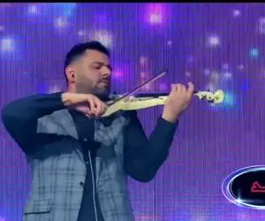 آواز احساسی؛ این پسر فست فودی اهنگ مرا ببوس رو بهتر از خواننده اصلی خوند