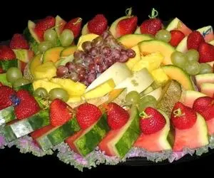 (تصویر) قیمتِ فوقِ نجومی برای خرید سینی میوه ۲ کیلویی!