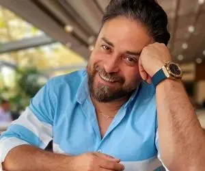 آواز ماندگار؛ بابک جهانبخش با آدمای یخ زده پشتش چه عاشقانه آهنگ ماه من رو میخونه!