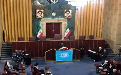 (عکس) محمود احمدی نژاد در افتتاحیه مجلس خبرگان بدون لباس عزا