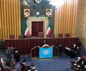 (عکس) محمود احمدی نژاد در افتتاحیه مجلس خبرگان بدون لباس عزا