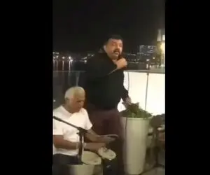 آواز خیابانی؛ ماشاالله به احمد ایراندوست آهنگ من عاشقت هستم رو با چه تقلید صدا میخونه