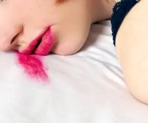 خوابیدن با آرایش؛ راهی برای کُشتن پوست شما!