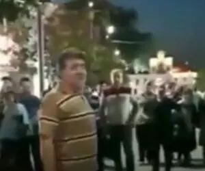 آواز خیابانی؛ پیرمرده داشت رد میشد یهو زد زیر آواز محله رو دور خودش جمع کرد همه هنگن