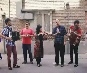 آواز خیابانی؛ ببینید این خانواده چه خلاقانه تو کوچه موسیقی میزنن یه چیشون میشه!