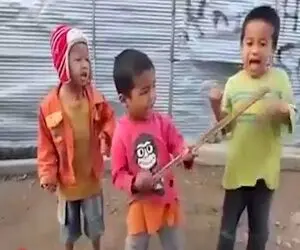 آواز مبتهج؛ فسقلیا چوب گرفتن دستشون یکی با دهنش صدا گیتار درمیاره یکی میخونه غش میکنی