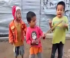 آواز مبتهج؛ فسقلیا چوب گرفتن دستشون یکی با دهنش صدا گیتار درمیاره یکی میخونه غش میکنی