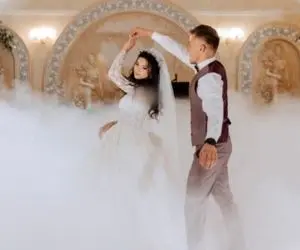 آواز شادانه؛ رقص من درآوردی دوتا رفیق جینگ تو عروسی مردم که ول کنه قضیه نیستن