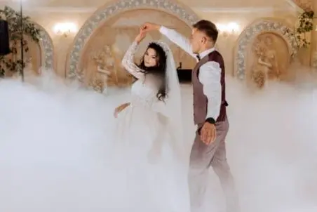 آواز شادانه؛ رقص من درآوردی دوتا رفیق جینگ تو عروسی مردم که ول کنه قضیه نیستن