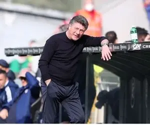 یک سگ ماتزاری را روی نیمکت استقلال ننشاند؟