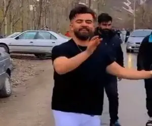 آواز شاد؛ تو سرما همه یخیدن ولی این پسر تو یه عالم دیگس و با خنده حرکت موزون میره