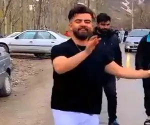 آواز شاد؛ تو سرما همه یخیدن ولی این پسر تو یه عالم دیگس و با خنده حرکت موزون میره