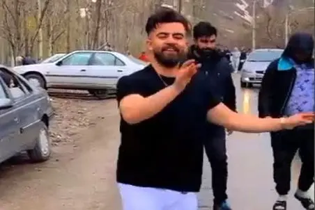 آواز شاد؛ تو سرما همه یخیدن ولی این پسر تو یه عالم دیگس و با خنده حرکت موزون میره