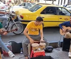 آواز خیابانی؛ ببینید این جوون چه زیبا از محسن یگانه میخونه و با سازش هنرنمایی میکنه