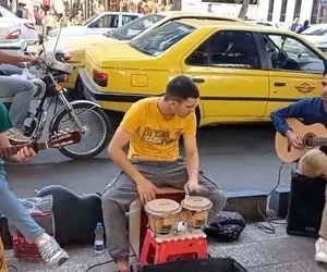 آواز خیابانی؛ ببینید این جوون چه زیبا از محسن یگانه میخونه و با سازش هنرنمایی میکنه