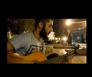 آواز خیابانی؛ ببینید این پسر ریشو چه پر احساس آهنگ وقتی میای صدای پات رو میخونه!
