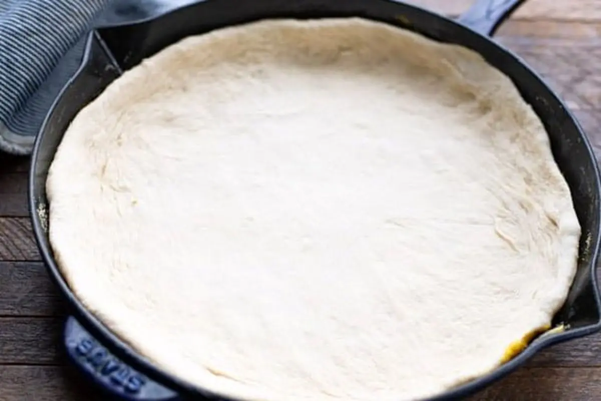 puting-pizza-dough-in-pan