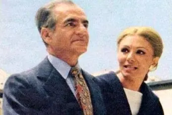 سفر به ایام قدیم؛ فرح دیبا خوشیفته با لباس پلنگی کنار استخر