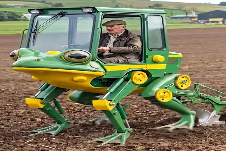 کشاورزی نوین؛ پیرمرد سوار ماشین قورباغه ای زمینو شخم میزنه خیلی بامزه اس