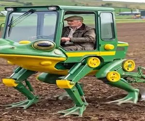 کشاورزی نوین؛ پیرمرد سوار ماشین قورباغه ای زمینو شخم میزنه خیلی بامزه اس