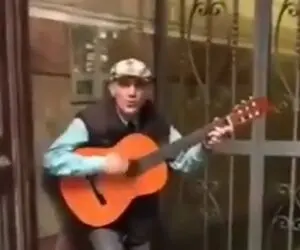 آواز خیابانی؛ پیرمرد چه آهنگ خفنی میزنه و میخونه فقط با دهن صدا درووردنش منو کشته