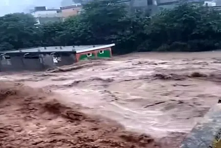 معماری طبیعت؛ سیل خوش اشتهاست خونه ها رو از بیخ و بن خورد برد