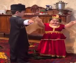 آواز محلی؛ دختربچه کوفته قلقلی نمک خالصه انقد بامزه آذری رقصید که هوش از سرت میپرونه