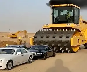 ماشین سازی نوین؛ راننده ردی از صابکاراش طلب داشت با ماشین غلتکی از رو ماشیناشون رد شد