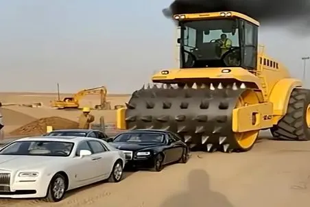 ماشین سازی نوین؛ راننده ردی از صابکاراش طلب داشت با ماشین غلتکی از رو ماشیناشون رد شد