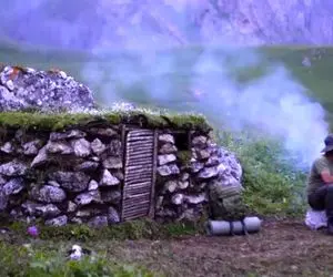 معماری خلاقانه؛ توی جنگل جای چوب با سنگ و گل کلبه ساخته سقفشم علف زده