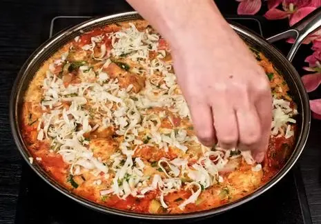 آموزش آشپزی؛ با این ترفند دیگه سینه مرغ خشک نمیشه