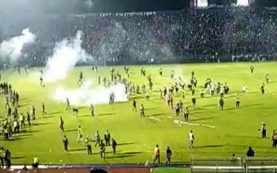 (ویدیو) فاجعه تاریخی در فوتبال اندونزی؛ 300 کشته و زخمی!