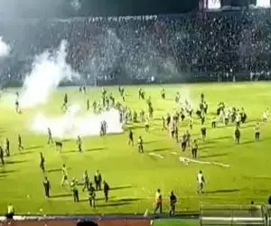 (ویدیو) فاجعه تاریخی در فوتبال اندونزی؛ 300 کشته و زخمی!