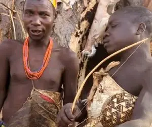 قبایل ناشناخته؛ لامصب بربرهای برهنه کنسرت گذاشتن و کوکوکو میکنن فقط اونی که ساز میزنه