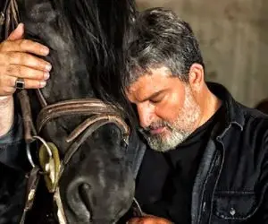 مهدی سلطانی اسب گران قیمتش را در آغوش گرفت!