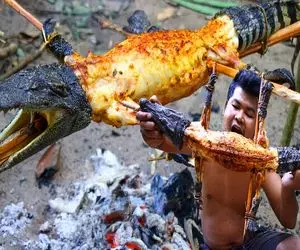 غذای چندش؛ پوست زمخت تمساح رو با پوستکن کند به صلیب کشید و مرینیت و کبابیش کرد