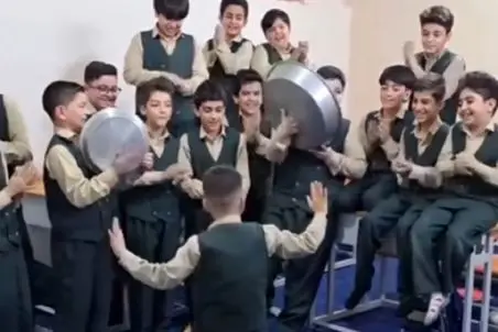 آواز شاد؛ پسر بچه ها تو مدرسه چه اکیپ رقصی راه انداختن فقط رقصندهه آتیش پارست