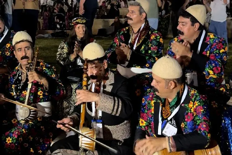 آواز؛ بزن و بکوب کردها با لباس محلی تو دل شهر