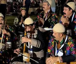 آواز؛ بزن و بکوب کردها با لباس محلی لری تو دل شهر