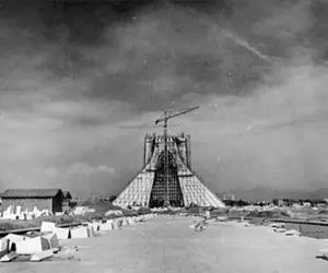 سوار ماشین زمان بشوید؛ سرنوشت آزادی و شکوه پایداری آن به سختی سنگ