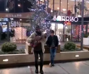 آواز خیابانی؛ ببینید جوون کلاه کابویی آهنگ هوای نامرد رو چه بینظیر تو ترکیه میخونه!