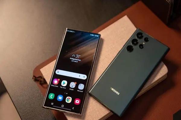 Samsung Galaxy S22 Ultra survives JerryRigEverything’s scratch and bend test