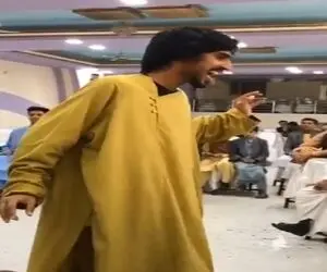 آواز شاد؛ این پسره جلو من اینجوی میرقصید از خنده کبود میشدم ولی اینا ریلکس نگاش میکنن