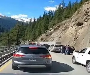 معماری طبیعت؛ کوه داره میریزه راننده ناشی بازی آوورد ماشین جلوییش به فنا رفت