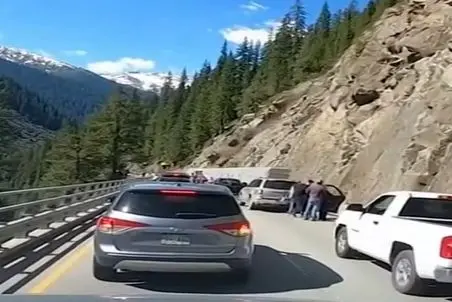 معماری طبیعت؛ کوه داره میریزه راننده ناشی بازی آوورد ماشین جلوییش به فنا رفت