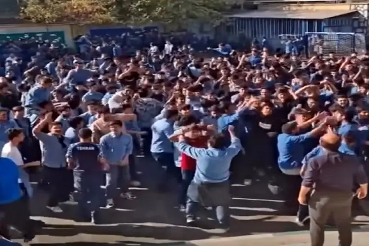 آواز شاد؛ پسرای نوجوون شلوغ تو مدرسه با پلی شدن آهنگ معروف شروع کردن خز رقصیدن عالیه