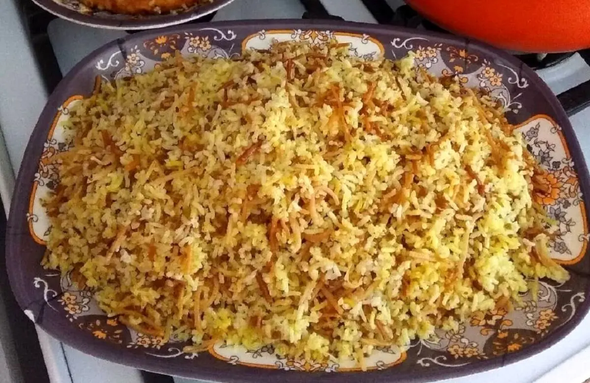طرز-تهیه-رشته-پلو-خالی-دمی-5-1024x665-1